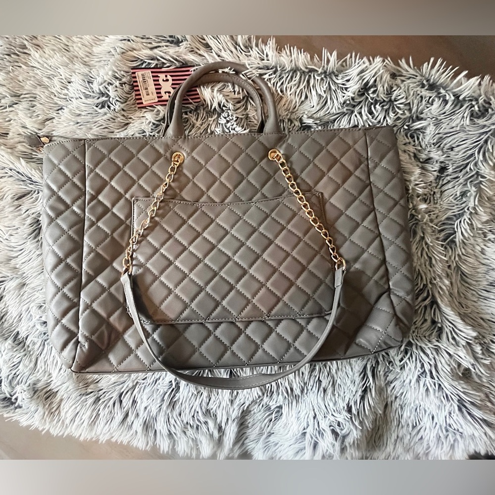 Gilda Paris Large Grey Quilted Travel Tote Bag with Gold Hardware - Picture 4 of 9